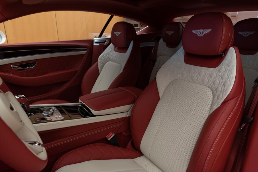 Интерьер Bentley Continental GT W12 2020 года  (UAE) (фото 6 из 10)